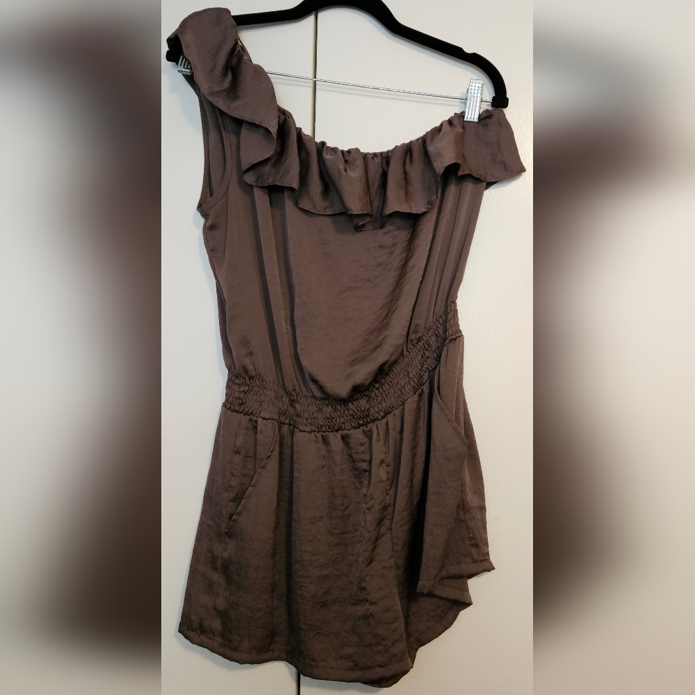 Leo Meets Virgo Brown Ruffle One Shoulder Romper w/ Pockets Size L